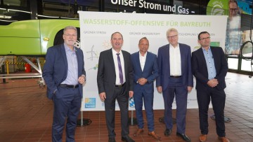 Bayerns Energieminister Hubert Aiwanger mit dem Geschäftsführer der Stadtwerke Bayreuth Jürgen Bayer (1. v. l.), dem bayerischen Umweltminister Thorsten Glauber, Bayreuths Oberbürgermeister Thomas Ebersberger (4. v. l.) und Michael Steinmetz, Bereichsleit