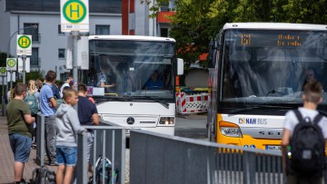 Schüler an einer Bushaltestelle eines Linienbusses in Mecklenburg-Vorpommern