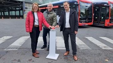 19 neue E-Citaro in Osnabrück_(V.l.) Tanja Stiegeler, Thomas Neuhaus (beide SWO Mobil) und Stadtbaurat Thimo Weitemeier. 