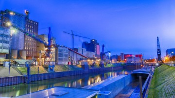 Hafen in Neuss bei Nacht