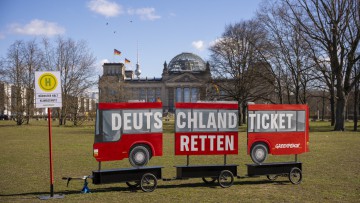 Greenpeace Aktion zum Deutschlandticket vor dem Reichstasgebaeude in Berlin am 17.03.2025.