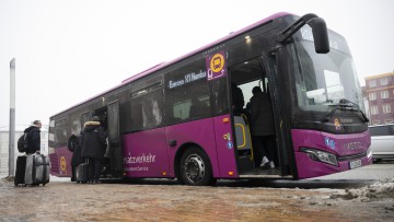 Schienenersatzverkehr: Bus in Schwerin als SEV auf der wegen Generalsanierung gesperrten Bahnstrecke zwischen Hamburg und Berlin