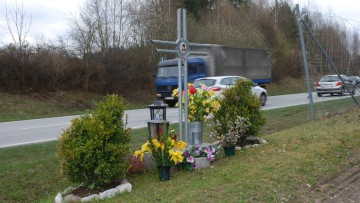 Verkehrstote, Kreuz am Straßenrand