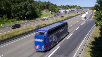 Reisebus auf Autobahn in Hessen