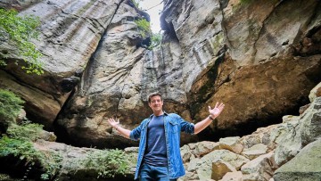 Schauspieler Philipp Danne in der Gautschgrotte bei Hohnstein in der Sächsischen Schweiz