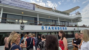 65 Jahre Alpetour: Boarding zur Bootsfahrt auf dem Starnberger See