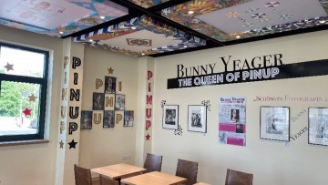 24-Autohof Wörrstadt Ausstellung Pin-Up Bunny Yeager
