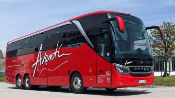 roter Reisebus von Avanti Busreisen