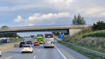 Dichter Autobahnverkehr mit Reisebussen
