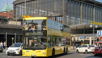 Buslinie 100 der BVG in Berlin von dem Bahnhof Zoo