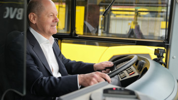 Bundeskanzler_Scholz_Bus_Steuer