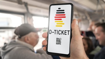 Digitales Deutschland-Ticket auf dem Smartphone eines Fahrgastes