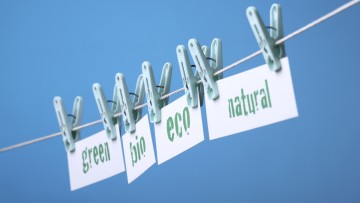 Greenwashing: Wäscheleine mit grünen Marketing-Versprechen