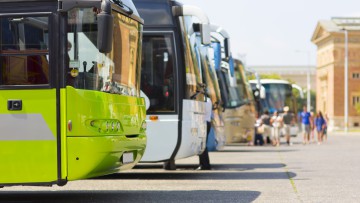 Reisebusse auf einem Parkplatz