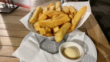 Imbiss_Mahlzeit_Pommes