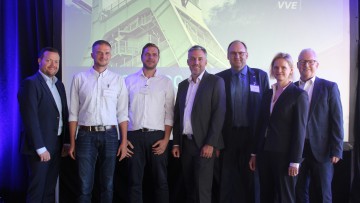 Fabian Maul (Vorstand HDNA VVaG), Tobias Wittenbecher (BVG), Ulrich Peik (BVG), Dirk Schumann (Geschäftsführer VVE GmbH); Wolfgang Reitmeier (VDV), Aline Thomas (Hauptgeschäftsführerin HDN), Uwe Schäfer (Sprecher des Vorstands HDNA VVaG)