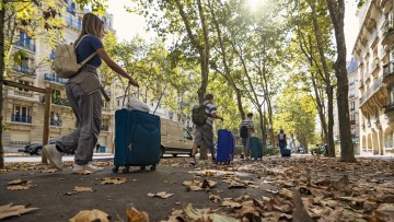 Kleine Reisegruppe mit Koffern in Paris im Herbst