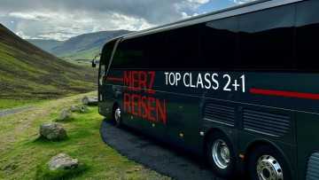 Reisebus von Merz Reisen in den Bergen
