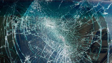 Kaputte Scheibe am Bus nach Unfall