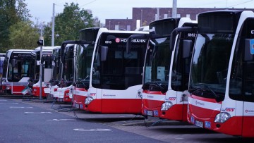 Linienbusse in Hamburg im Depot im Warnstreik