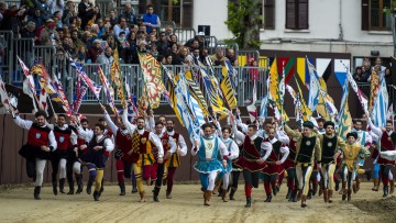 Ferrara_Palio_Fahnenschwenker