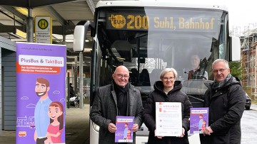 Zertifikat für  mit Geschäftsführerin Susanne Gaurun von WerraBus für ihre neuen PlusBus- und TaktBus-Linien