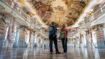 Radler im Bibliothekssaal im Kloster Schussenried