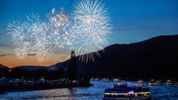 Rhein_in_Flammen_Schiffskonvoi