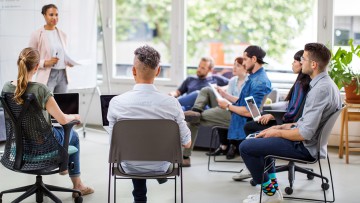 Besprechung von Mitarbeitern bei der Arbeit