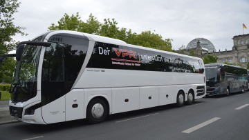 VPR zeigt Flagge bei Berliner Buskorso