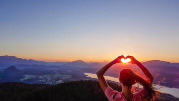 Eine Frau vor dem Bergpanorama am Wörthersee in Kärnten