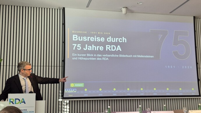 Benedikt Esser bei seiner Zeitreise zu 75 Jahren RDA