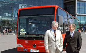 Die Busse der DB bekennen Farbe Die Busse der DB bekennen Farbe