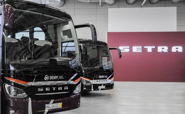 Demy Schandeler: Zum Jubiläum zwei Setra-Reisebusse