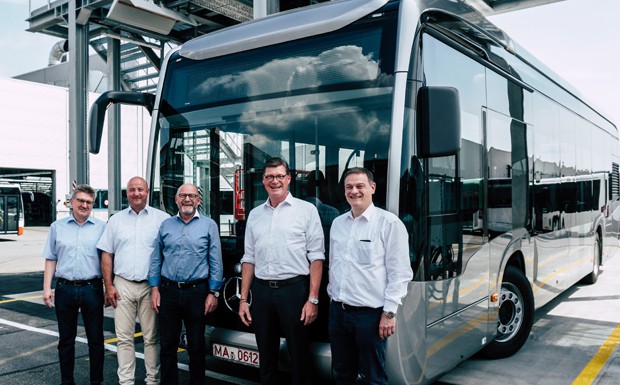 Verkehrsminister besucht die Produktion des eCitaro