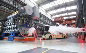 MAN und der FC Augsburg präsentieren neuen Mannschaftsbus