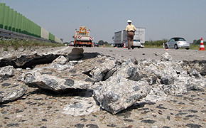Sommerhitze hebt Betonplatten: Autobahn 29 gesperrt Autobahn-Betonplatte