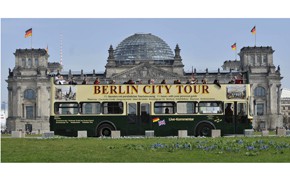Sightseeing-Bus vor dem Reichstag in Berlin