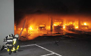 Brand einer Halle samt Bussen