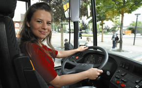 WBO wirbt für Busfahrer-Ausbildung Busfahrerin