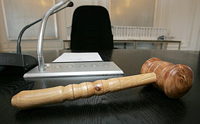 Arbeitnehmer darf Anordnung nicht befolgen, wenn er gegen Recht verstößt Gericht-Hammer