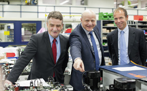 NRW-Verkehrsminister Michael Groschek bei Vossloh Kiepe 