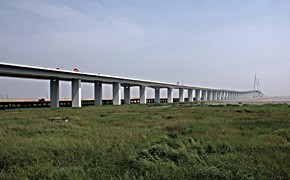 China eröffnet längste Meeresbrücke der Welt