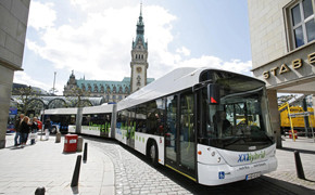 Hamburger Hochbahn testet XXL-Hybridbusse Hess Light Tram