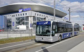 Neuer Mercedes-Benz Hybridbus im Fahrbetrieb
