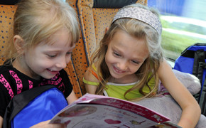 Kinder im Bus