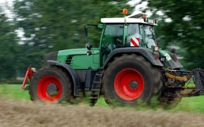 Traktor fährt auf Bus auf. Wer haftet? Traktor