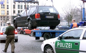 Wer falsch parkt, zahlt die Abschleppkosten Abschleppen