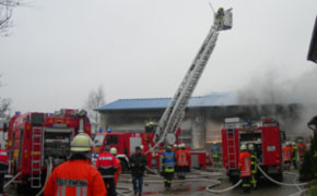 Brand einer Bushalle - Millionenschaden