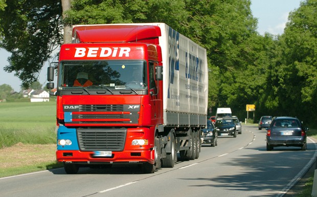 Lkw mit Warnblinklicht – unklare Verkehrslage?